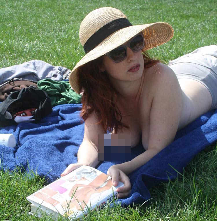 Nếu bạn đi quanh một số công viên ở New York, bạn có thể được nhìn thấy những cô gái nữ sinh khỏa thân đọc sách.